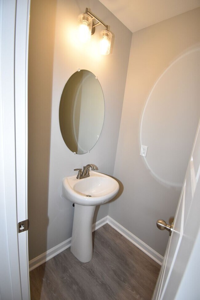 Building Photo - The Stowe Court Dog Friendly Condo for rent!