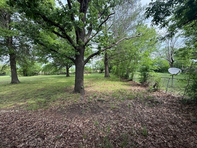 Building Photo - Kellysville 2 bedroom Plenty of Parking, Large fenced yard