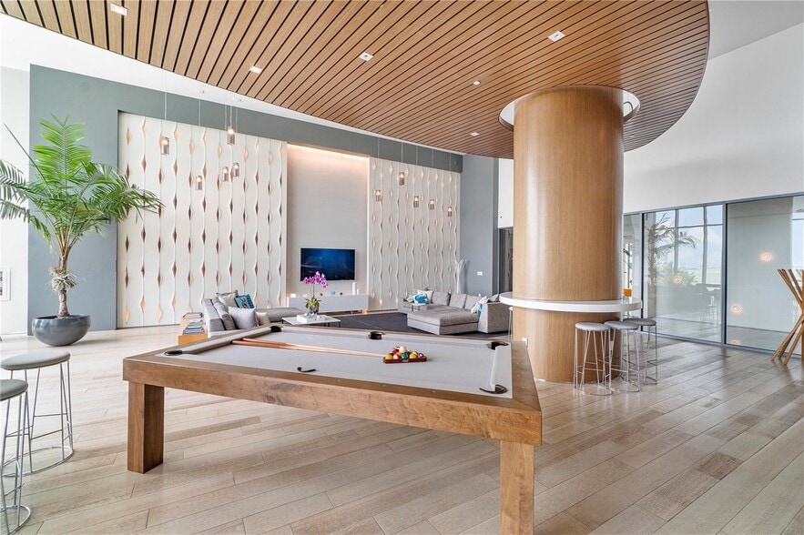 Building Photo - 460 NE 28th St