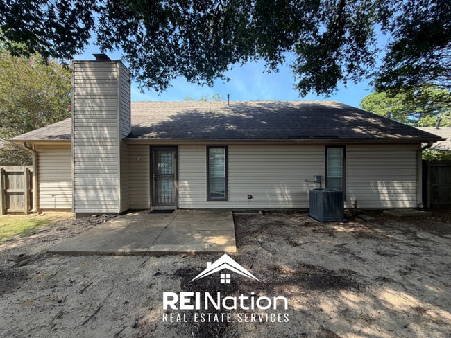 Building Photo - JUST LISTED! 3BR/2BA Memphis Stunner | Vaulted Ceilings & Stone Fireplace | Fenced Yard!