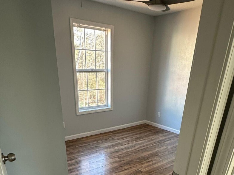 Building Photo - Room in House on Lakeview Rd