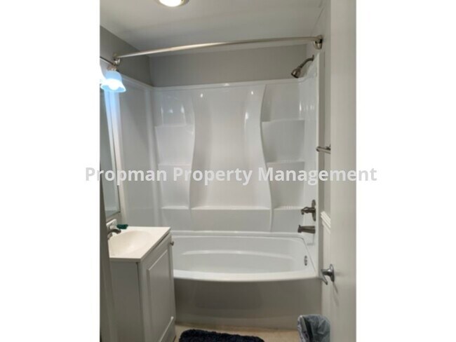 Building Photo - 3814 Lyndhurst Dr