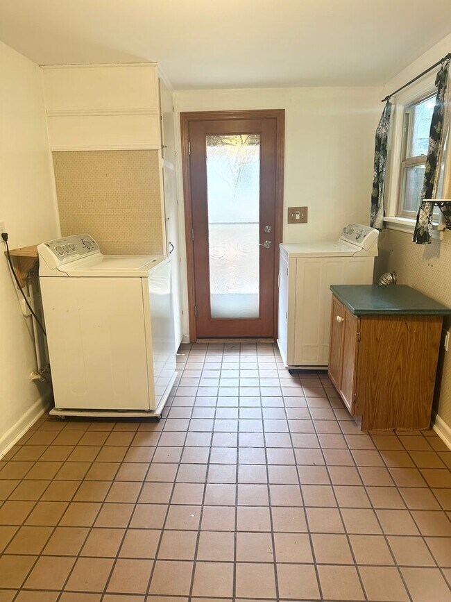 Building Photo - Charming 2-Bedroom, 1-Bathroom House in North Seattle.