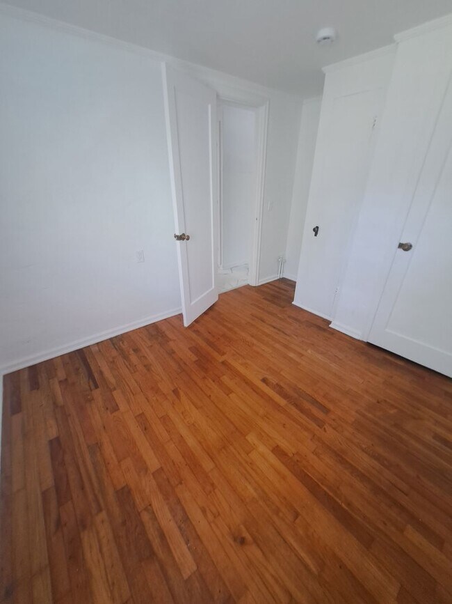 Building Photo - Cozy Home - Updated 2 bedroom with 2 car g...
