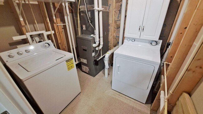 Building Photo - 3 Bed / 2-1/2 Bath Single Family Townhome ...