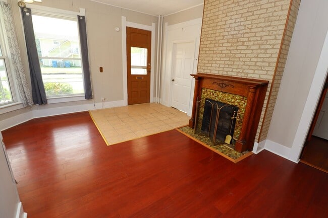 Building Photo - Charming Two Bedroom Unit in the Heart of ...