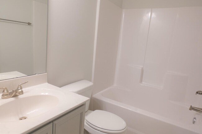 Building Photo - 124 Creekland Wy