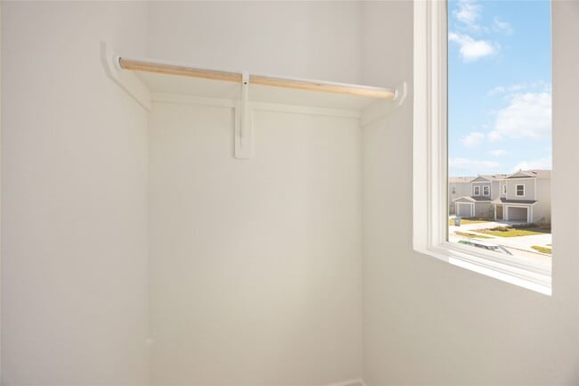 Building Photo - 905 Pertuso Ln