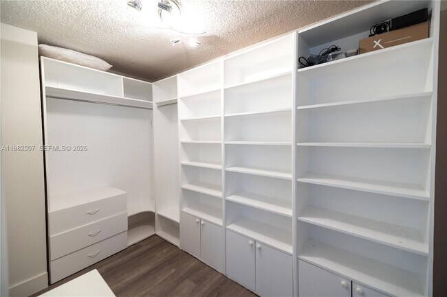 Building Photo - 2000 Towerside Terrace