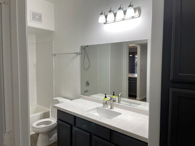 Building Photo - 2 Bedroom 2 Bath Condo W Sunset