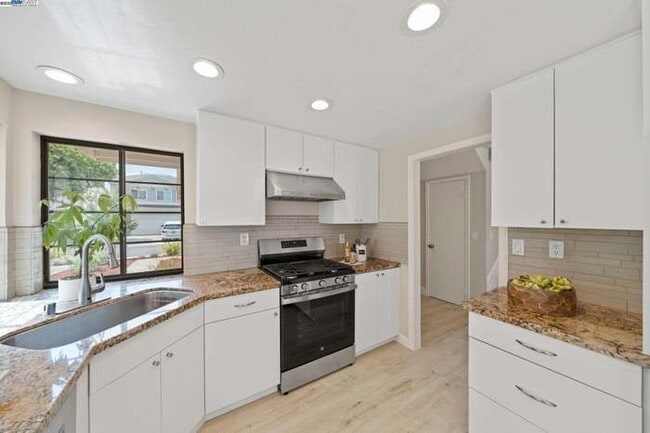 Building Photo - 3664 Thrush Terrace