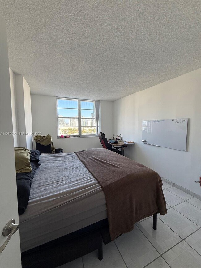 Building Photo - 500 Bayview Dr