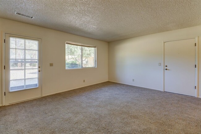 Building Photo - Townhome between Downtown and Thumb Butte!