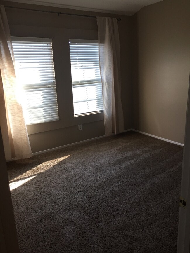 Building Photo - Large Condo with 2 bedrooms, 2 baths
