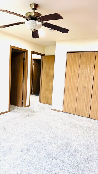 Building Photo - 722 E Whispering Oaks Dr