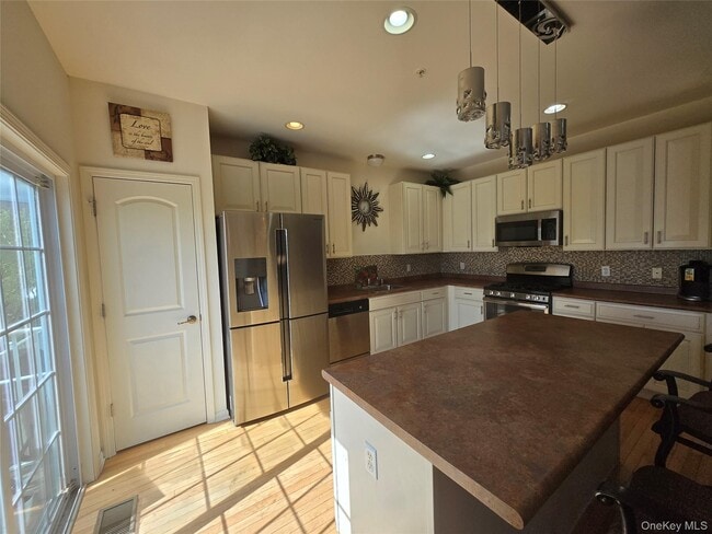 Building Photo - 913 Hawthorn Way