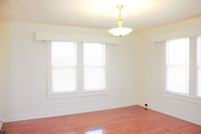 Building Photo - Cute 2 bedroom - Convenient Location