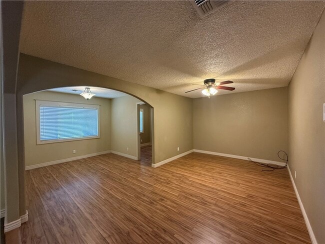 Building Photo - 760 Crestwood Dr