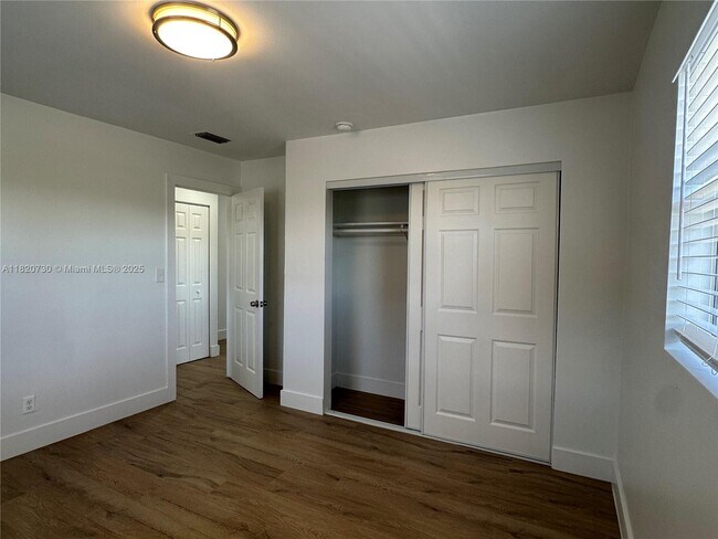 Building Photo - 5841 SW 36th Ct