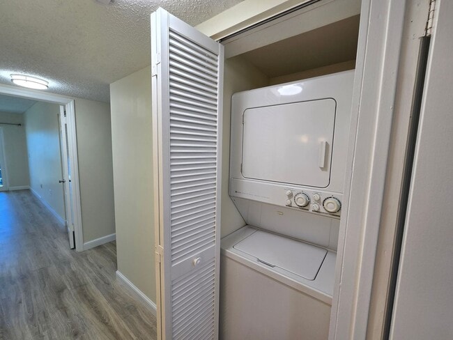 Building Photo - Penthouse in the Racquet Club annual rental!