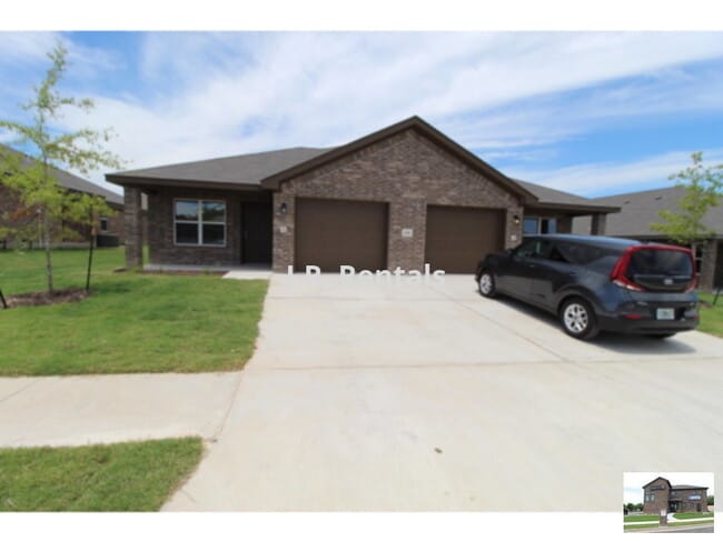Building Photo - 118 Wind Ridge Dr