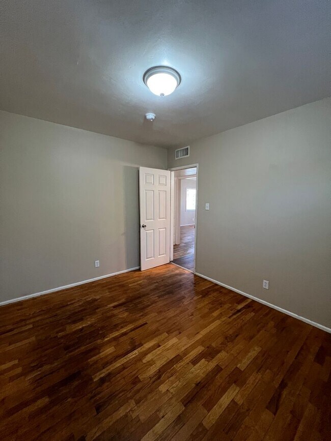 Building Photo - 2923 Peerless Ave