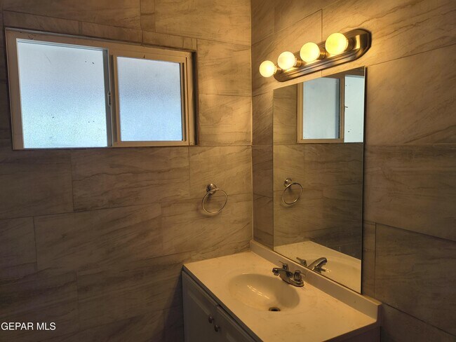 Building Photo - 714 N San Marcial St