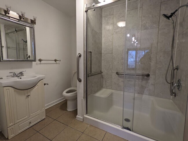 Building Photo - 546 E Jenkins Ave