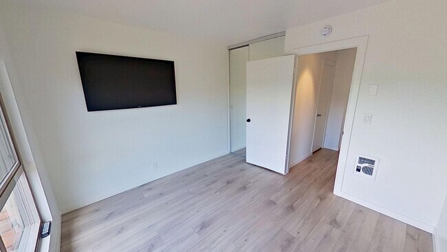 Building Photo - Spacious 3 bed / 2 bath in the More Mesa area