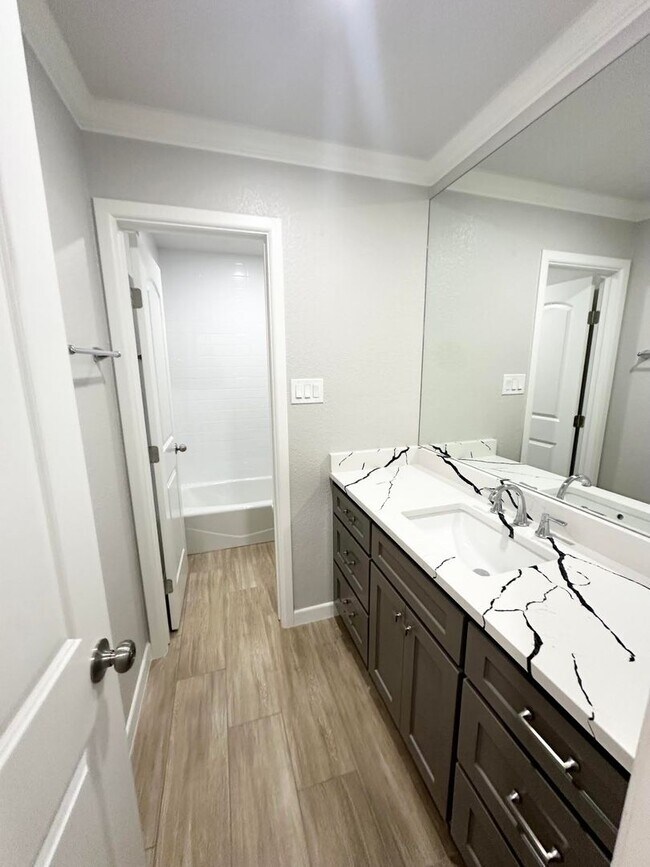 Building Photo - Fully Remodeled 3 Bedroom 2 Bathroom For Rent