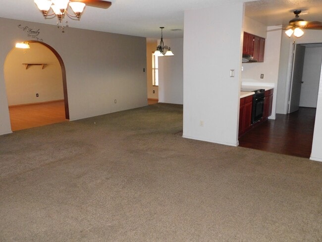 Building Photo - 4 BEDROOM HOME IN COLLEGE PARK!