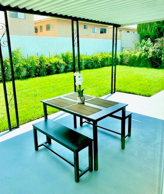 Building Photo - 5630 Vantage Ave