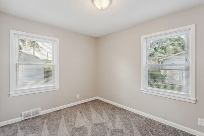 Building Photo - Spacious 4 bedroom home with 2 car garage