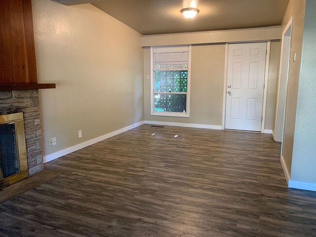 Building Photo - STUDENTS WELCOME! Sprawling  5 Bed 2 Bath ...