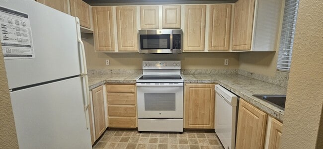 Building Photo - 11112 NE 124th Ln