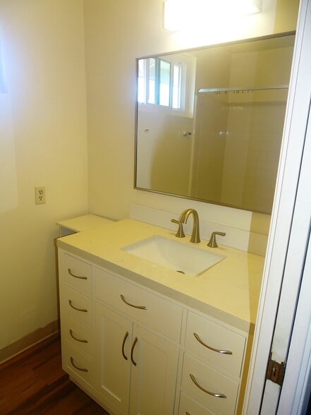 Full Bath - 6104 Lockhurst Dr