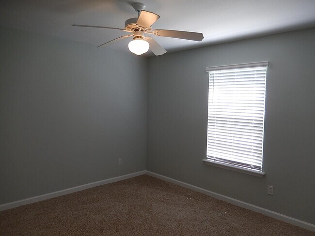 Building Photo - 1858 Vineland Ln