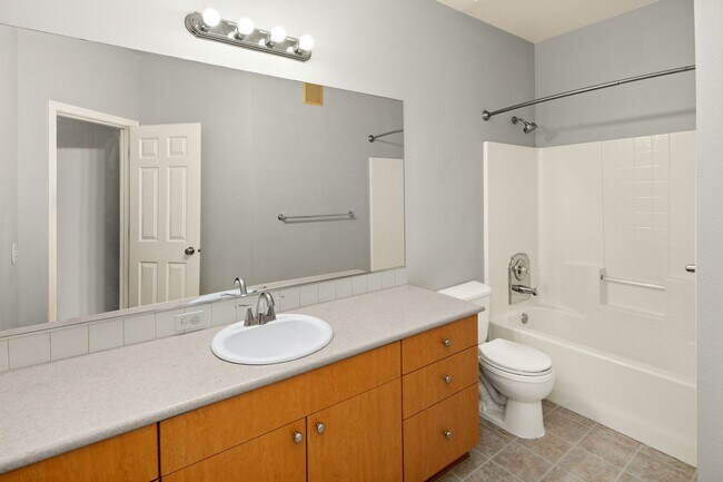 Building Photo - Spacious 3 bed Townhome