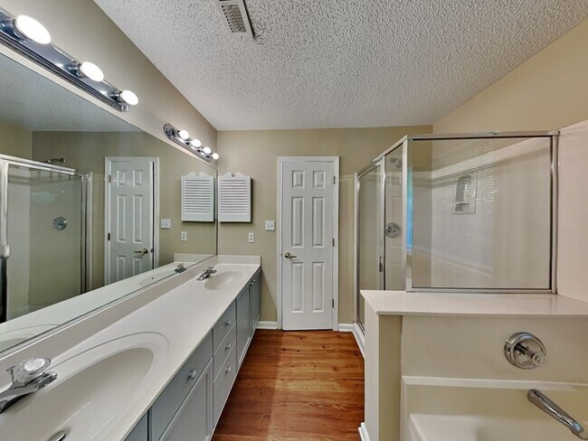 Building Photo - 6047 Hedgecrest Pl
