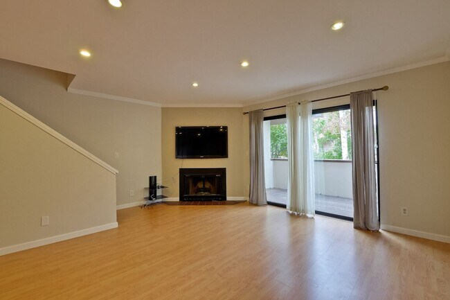 Building Photo - Popular Woodside Commons at Its Finest.