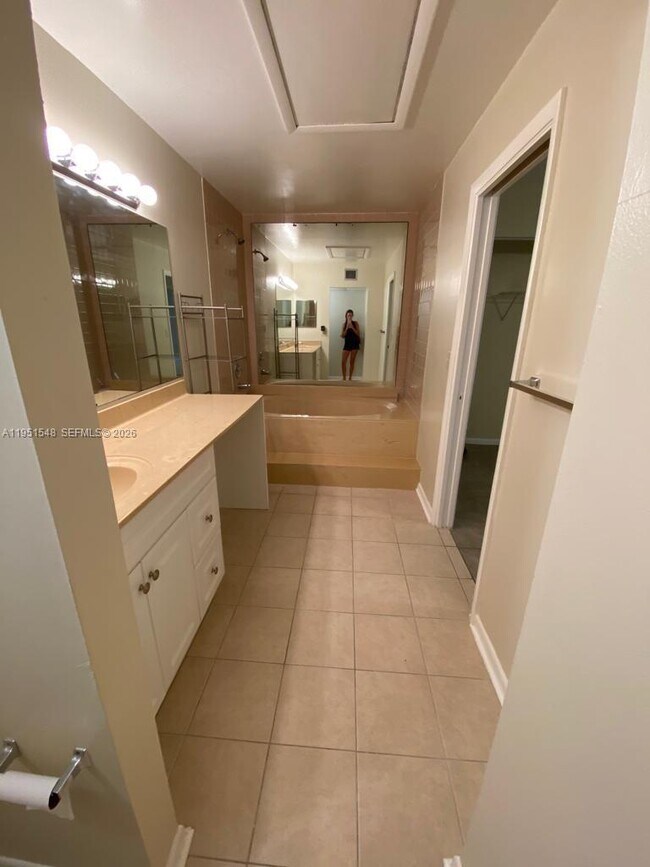 Building Photo - 629 Executive Center Dr