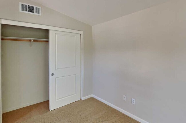 Building Photo - 2 Bedroom Townhouse in Southwest San Jose with Garage