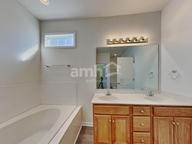 Building Photo - 1312 Ujamaa Dr