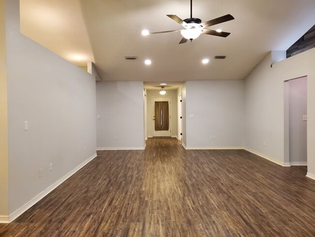 Building Photo - 4 Bedroom 2 Bath home located in heart of ...