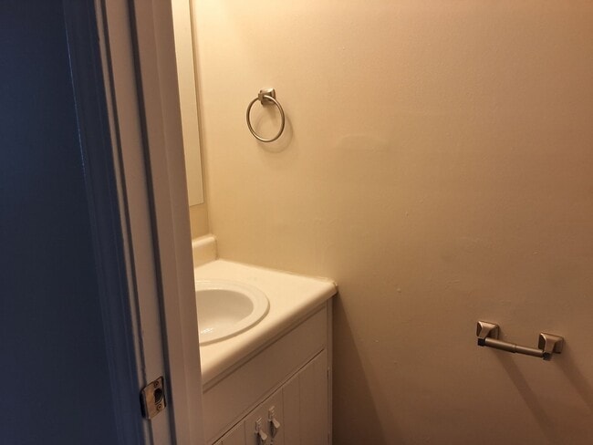 Building Photo - Cozy 2 Bed 1.5 Bath Duplex