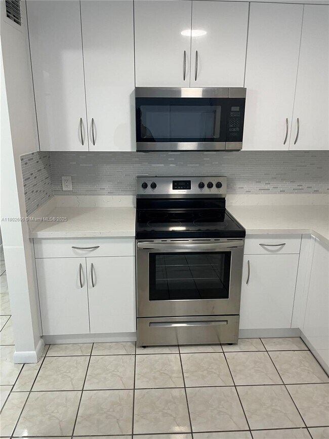 Building Photo - 13726 SW 90th Ave