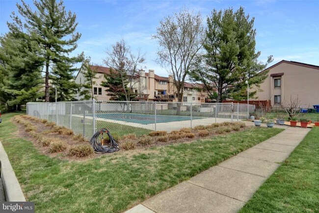 Building Photo - 4401 Roland Ave