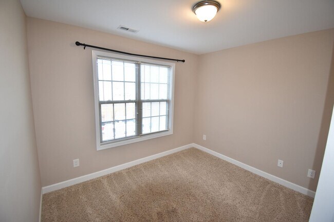Building Photo - 4 Bedrooms and 2.5 Baths- PET CONSIDERED!