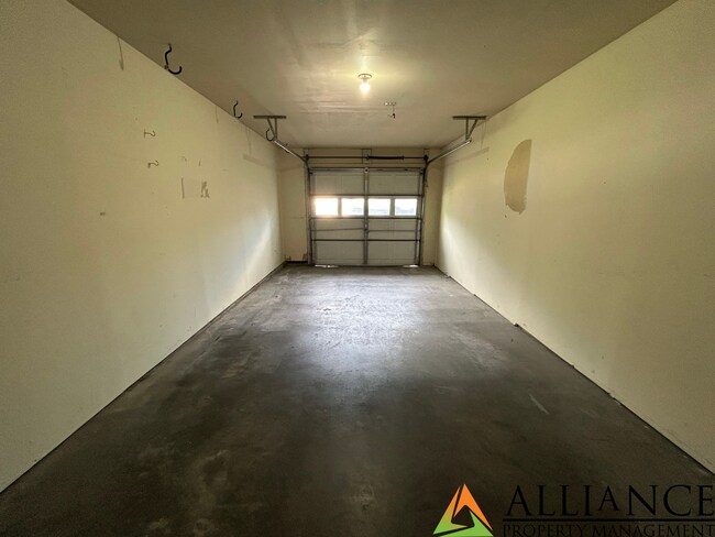 Building Photo - Willow Ln. 2313 - 15
