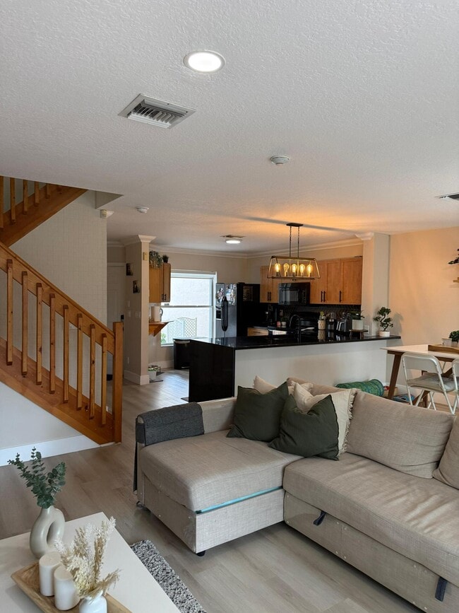 Building Photo - 1120 W Lakes Dr